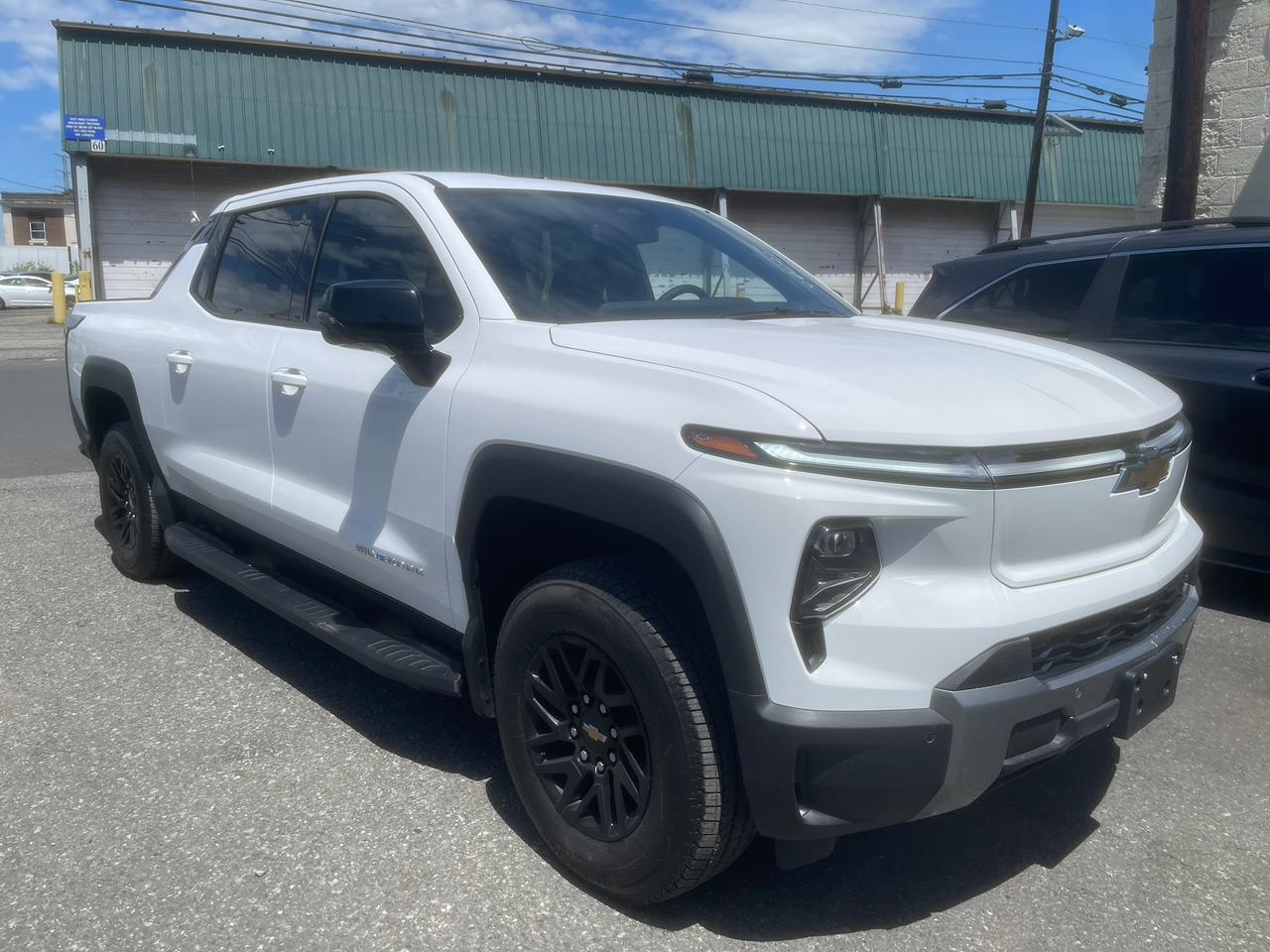 שברולט סילברדו EV, טנדר חשמלי גדול בצבע כסף