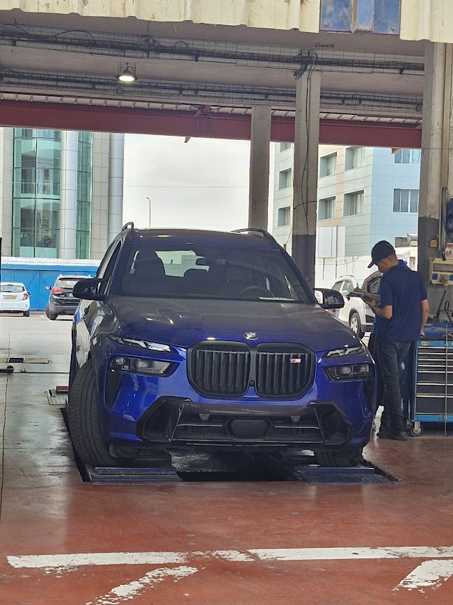 ב.מ.וו X7 M60i, רכב SUV יוקרתי שחור בעל 7 מקומות