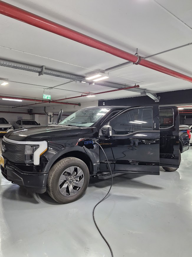 פורד F-150 לייטנינג, טנדר חשמלי כחול טסלה בשטח