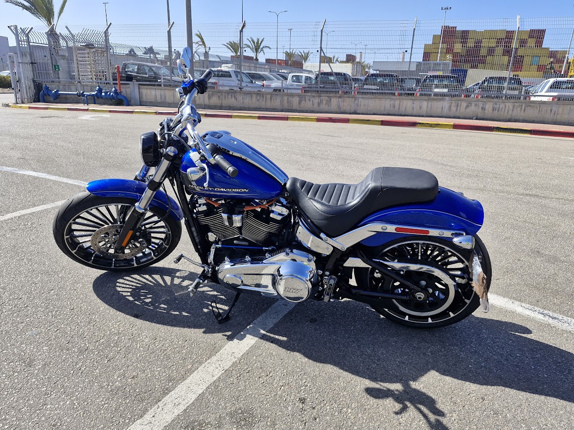 הארלי דייווידסון ברייקאאוט 117, אופנוע כרום שחור עוצמתי