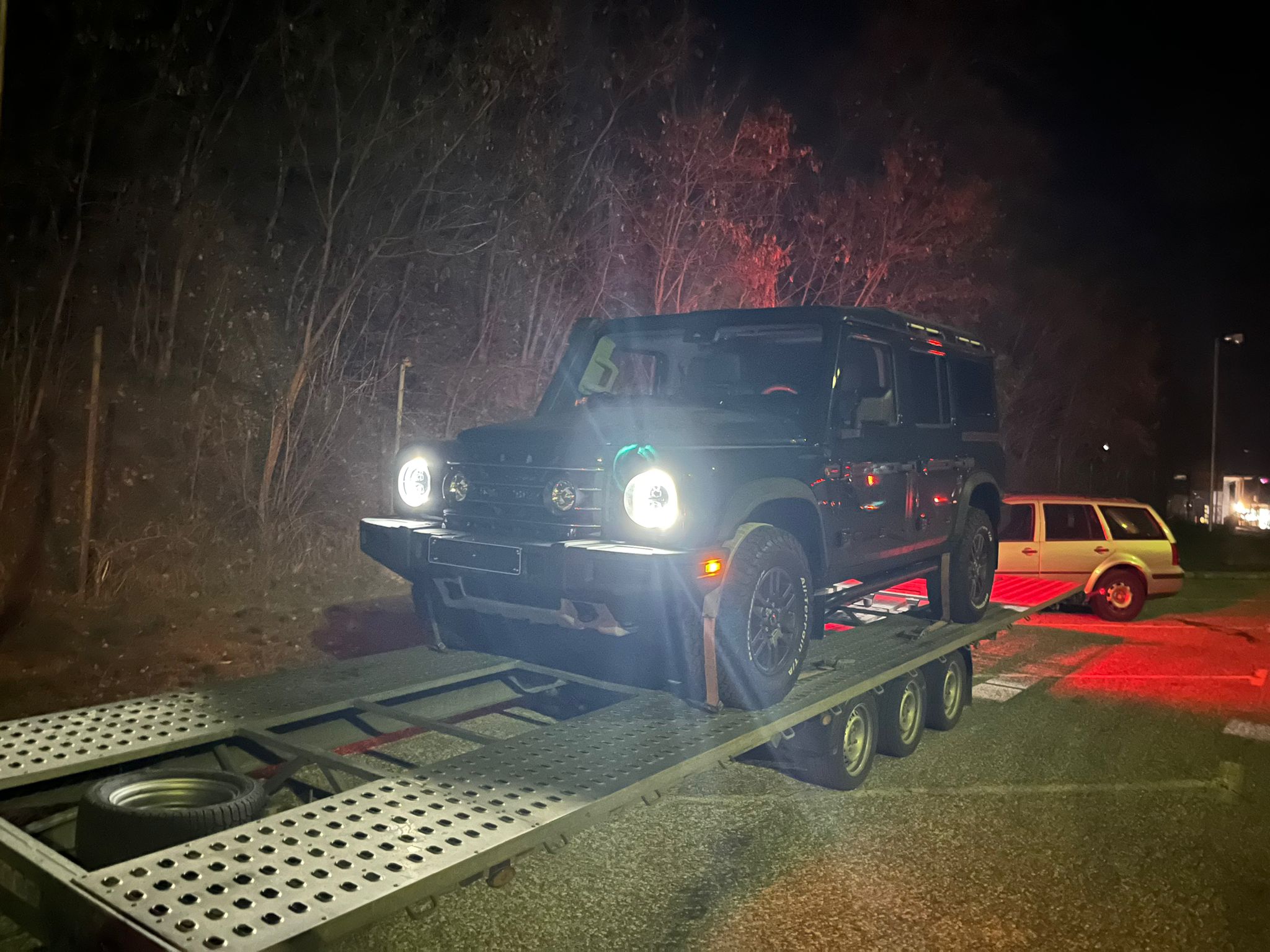 אינאוס גרנדייר טריילמאסטר, רכב שטח שחור קשוח בבוץ