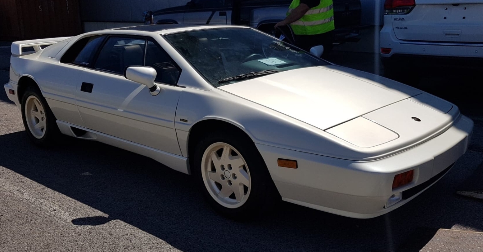 לוטוס אספרי טורבו, מכונית ספורט קלאסית ירוקה עם קווים חדים