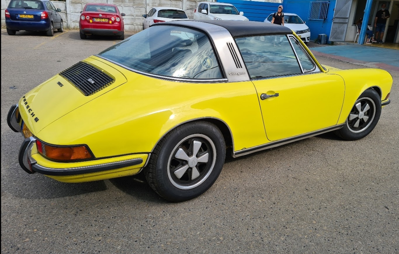 פורשה 911 E טארגה, רכב ספורט קלאסי כחול עם גג פתוח